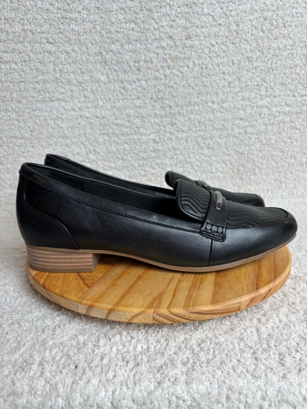 Clarks Shoes Womens 9.5 E Juliet Aster Loafers Cushioned Arch Support in Black